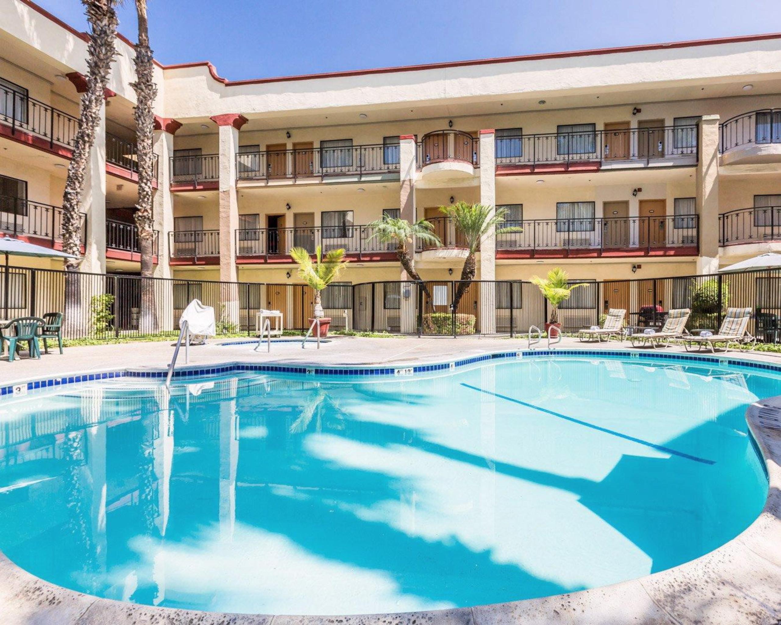 Comfort Inn & Suites Orange County John Wayne Airport Santa Ana Bagian luar foto